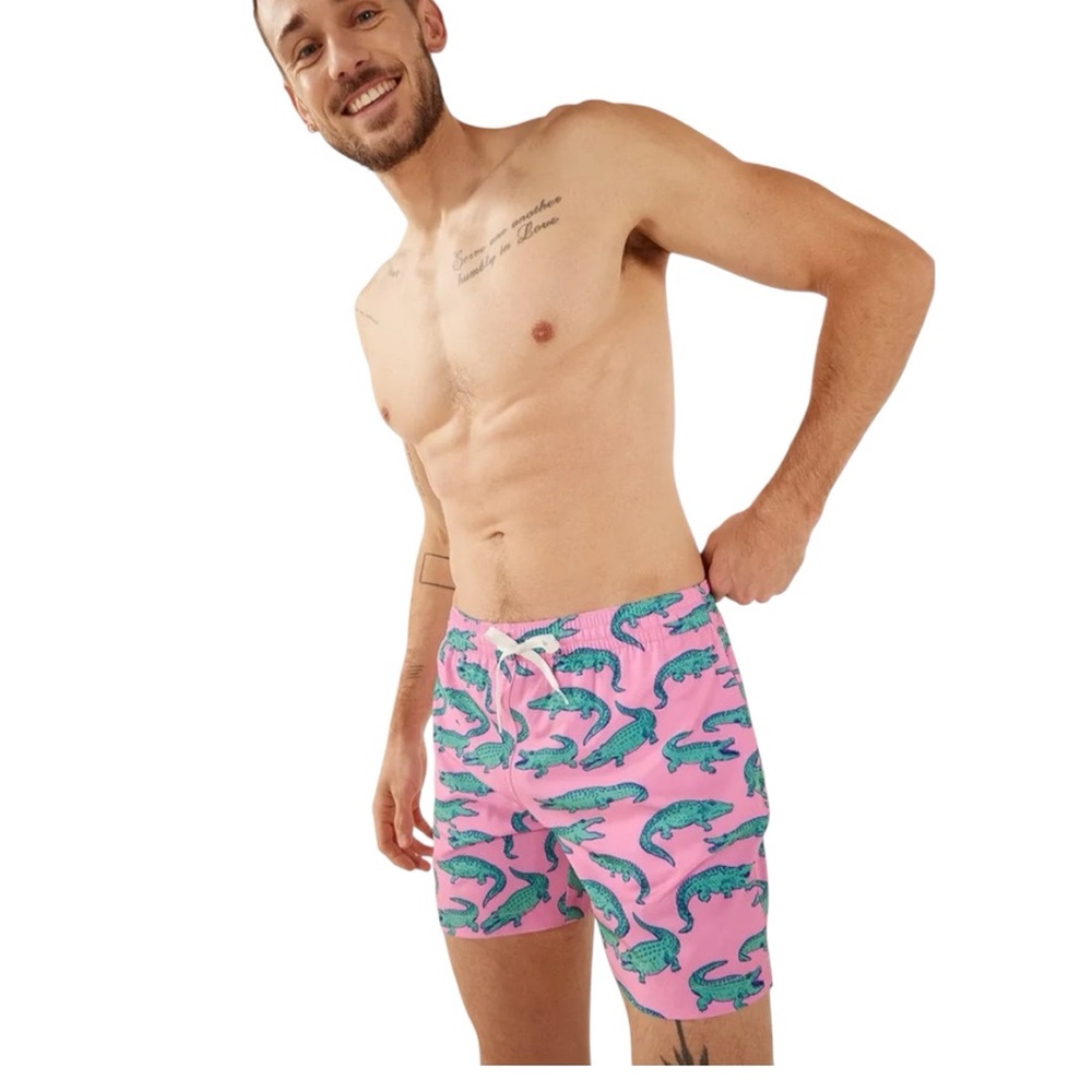 Chubbies Men's The Glade Classic Swim Trunks Pink Alligator Print Size XXL